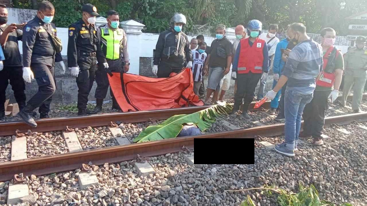Korban yang tertabrak kereta api.