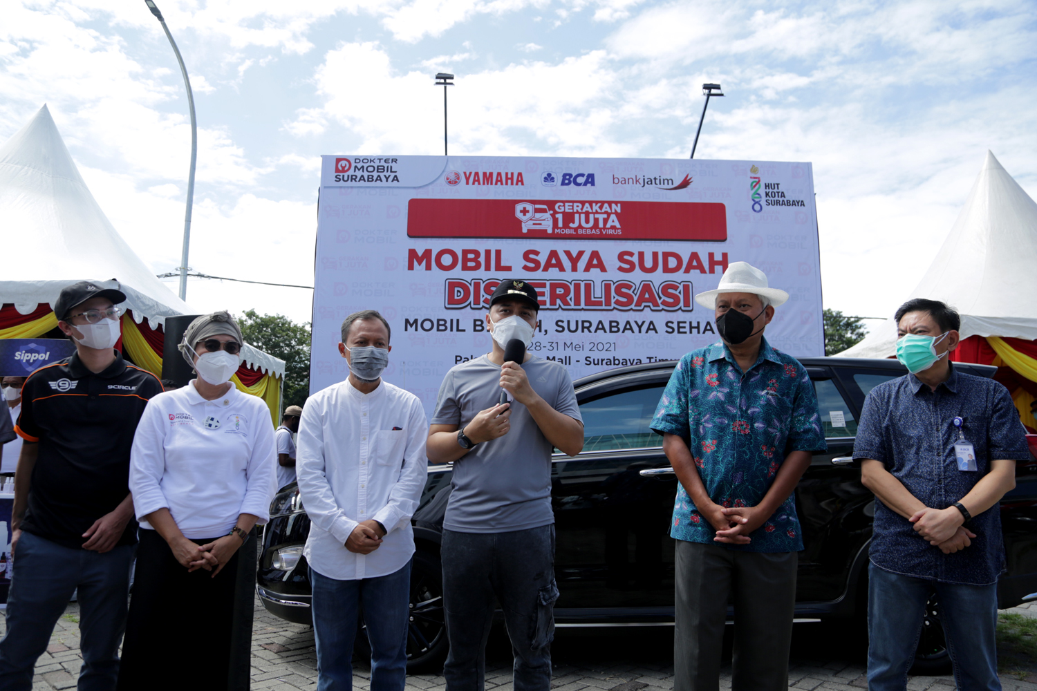 Wali Kota Surabaya, Eri Cahyadi saat membuka Gebyar Simpati, sterilisasi mobil atau fogging mobil gratis kepada warga Kota Surabaya.