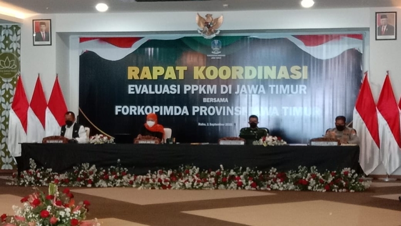 Gubernur Jawa Timur Khofifah Indar Parawansa, Rabu (1/9/2021) mengikuti Rapat Koordinasi Evaluasi PPKM dan Evaluasi Penanganan Covid-19 di Jawa – Bali secara Virtual bersama Menteri Koordinator Maritim dan Investasi Jenderal TNI (Purn) Luhut Binsar Pandja