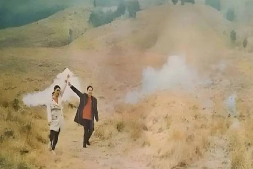Foto Prewedding yang gunakan flare menjadi pemicu terbakarnya bukit taman Gunung Bromo. 