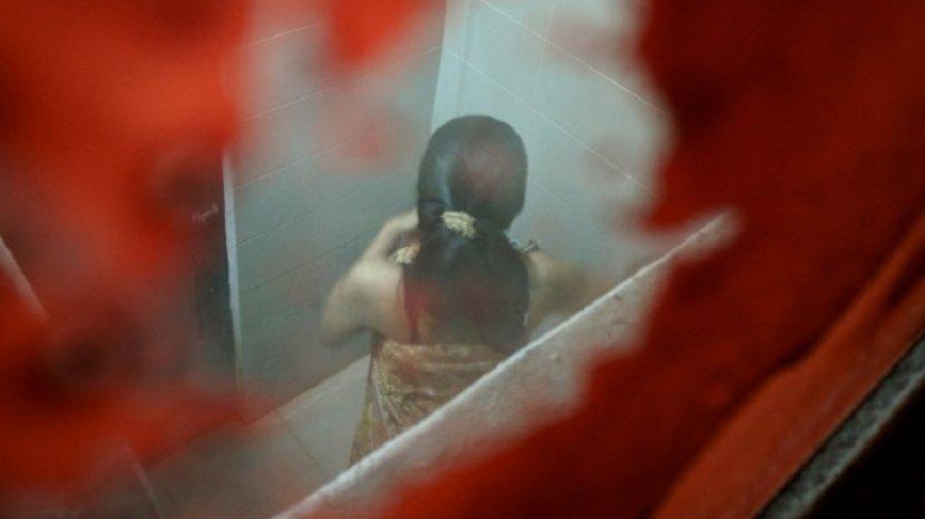 ilustrasi gadis mandi