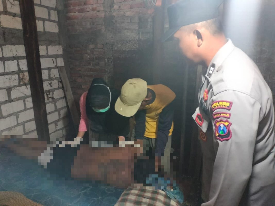 petugas mengevakuasi jenazah korban. (pra)
