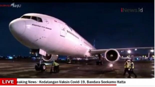 Vaksin Covid-19 buatan Sinovac Biotech dari China tiba di Bandara Soetta, Minggu (6/12/2020) malam. (Foto: iNews)