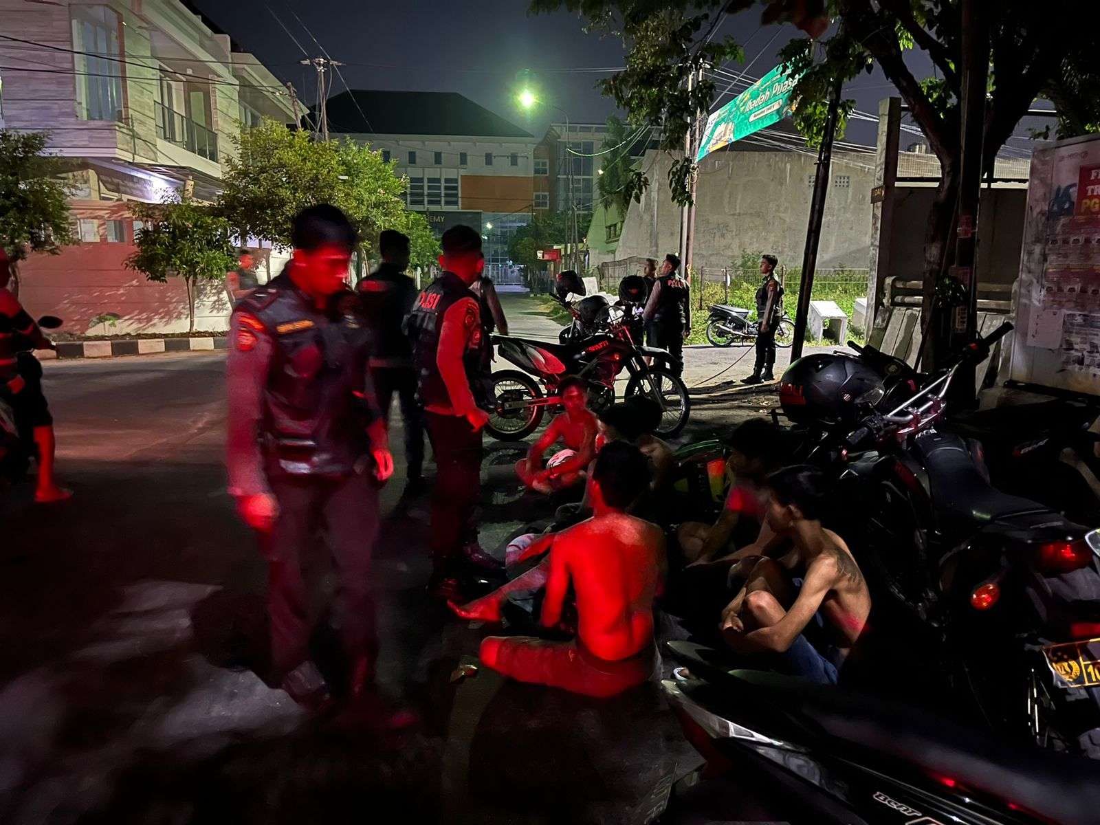 Tim Respon Cepat Tindak Patroli Perintis Presisi Sat Samapta Polrestabes Surabaya mengamankan remaja yang hendak tawuran