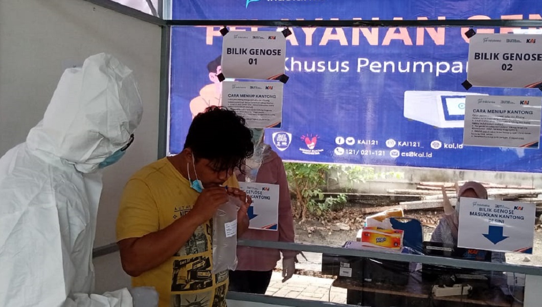 Calon penumpang kereta api menjalani tes Genose di Stasiun Tulungagung.