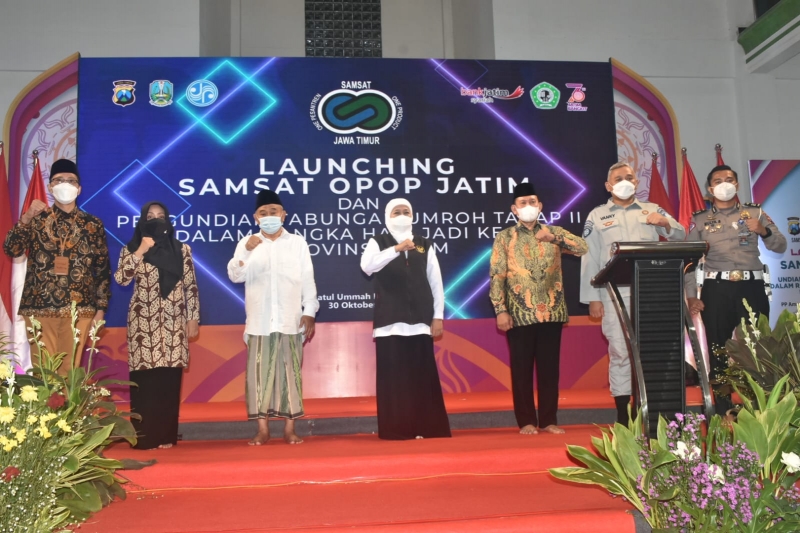 Gubernur Jawa Timur Khofifah Indar Parawansa, Sabtu (30/10/2021) malam melaunching 76 Gerai Samsat OPOP yang tersebar di 76 Pondok Pesantren di Jawa Timur. (JNR)