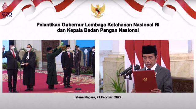 Presiden Jokowi melantik Andi Widjajanto menjadi Gubernur Lemhannas RI dan Arief Prasetyo Adi menjadi Kepala Badan Pangan Nasional, Senin (21/01/2022), di Istana Negara, Jakarta. (Sumber: Tangkapan Layar)