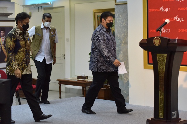 DIPERKETAT: Menkes Budi Gunadi Sadikin, Menko Perekonomian Airlangga Hartarto, dan Ketua Satgas Penanganan COVID-19 Doni Monardo saat menyampaikan keterangan pers, di Kantor Presiden, Jakarta, Rabu (06/01/2021) siang. 
