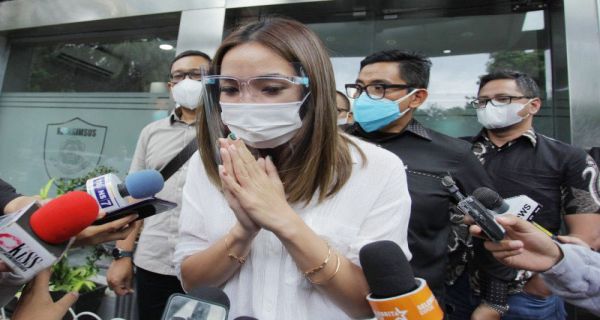 Artis yang juga penyanyi nasional Gisela Anastasia atau Gisel saat keluar dari Polda Metro Jaya setelah diperiksa, beberapa waktu lalu. 