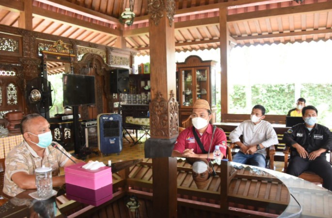 Gubernur Gorontalo Rusli Habibie saat bertemu dengan Fajar Sidik Napu, pendamping PKH yang sempat dimarah-marahi Mensos Risma.