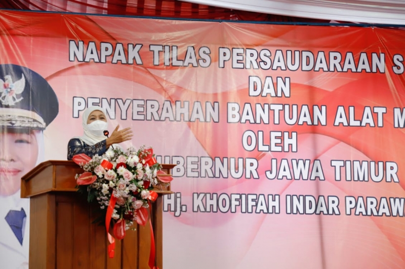 Gubernur Jatim Khofifah saat menghadiri Napak Tilas Persaudaraan Sejati dan Penyerahan Bantuan Alat Musik di Majelis Agung Gereja Kristen Jawi Wetan (GKJW) Malang, Sabtu (6/11).