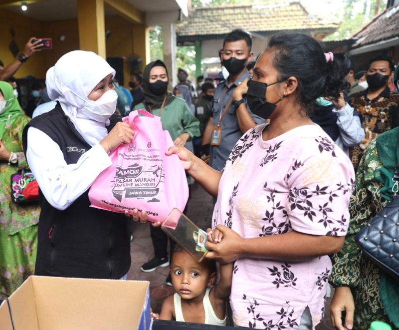 Gubernur Jawa Timur Khofifah Indar Parawansa saat operasi pasar minyak goreng di Halaman TK Al Ahmad, Magersari, Kabupaten Sidoarjo.