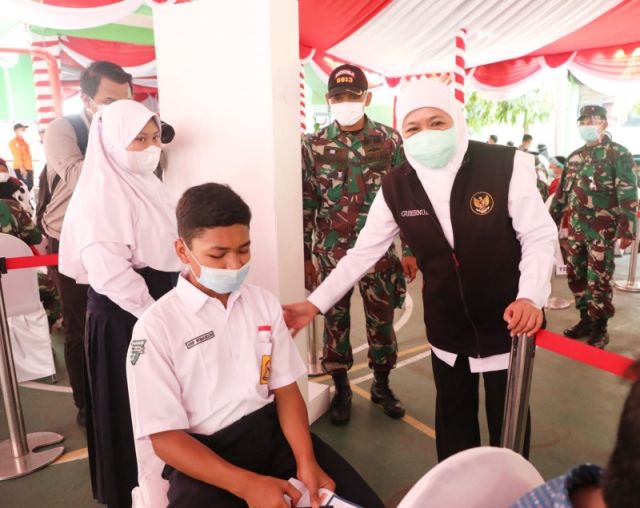 Gubernur Jatim Khofifah Indar Parawansa saat meninjau vaksinasi pelajar, beberapa waktu lalu.