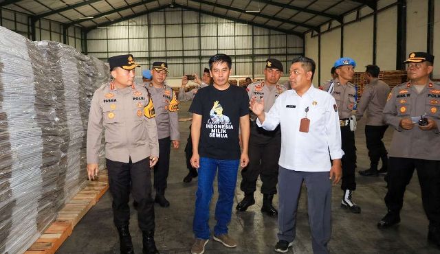 Kapolrestabes Surabaya, Kombes Pol Pasma Royce bersama KPU, dan Bawaslu mengecek keamanan gedung logistik Pemilu 2024 di Margomulyo. (Humas Polrestabes Surabaya)