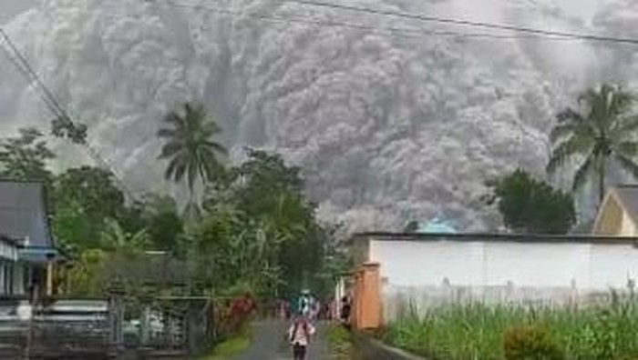 Suasana Gunung Semeru meletus. (IST)
