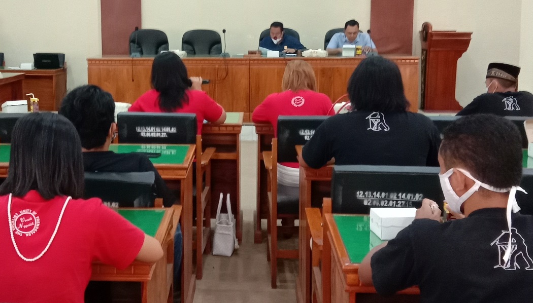 Para pekerja seni mengikuti hearing di DPRD Kabupatem Trenggalek, Senin 915/3/2021).