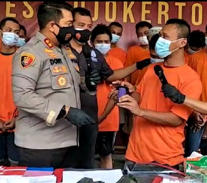 Tersangka Eko Agus Suliasetiyo saat ditanyai Kapolres Mojokerto AKBP Dony Aleksander dalam sebuah kesempatan konferensi pers, Rabu (27/1/2021).