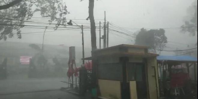 Hujan deras melanda Kota Malang, Senin (17/1/2022).