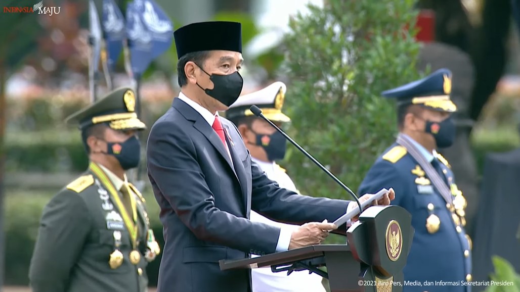 Presiden RI Joko Widodo saat memimpin jalannya upacara peringatan HUT TNI ke76 di Istana Merdeka, Selasa, 5 Oktober 2021.