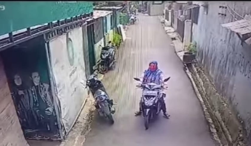 Beredar video di media sosial yang dinarasikan dugaan pencurian oleh seorang ibu-ibu di Pesanggrahan, Jakarta Selatan. (Foto: PMJ News/Instagram Info Petukangan) 