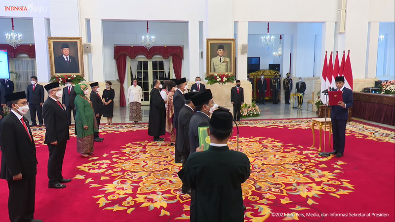 Presiden Joko Widodo melantik 17 Dubes LBBP RI untuk sejumlah negara sahabat, Senin (25/10/2021) di Istana Negara, Jakarta. (setpres)
