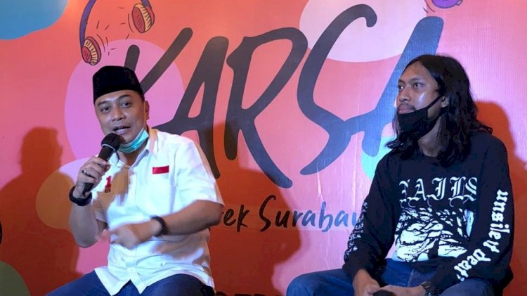 Eri Cahyadi saat berdialog dengan anak-anak muda Surabaya