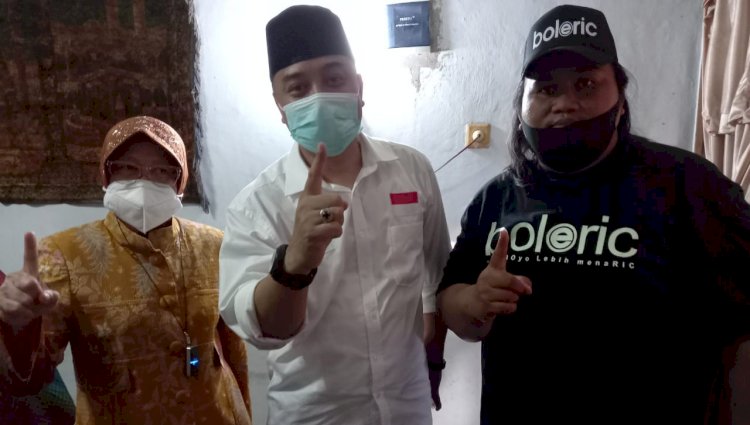 Eri Cahyadi didampingi Tri Rismaharini dan sejumlah relawan