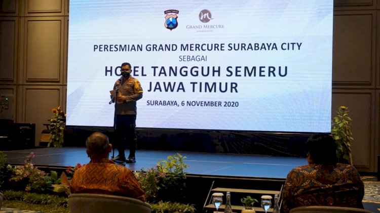 Kapolda Jatim saat meresmikan Hotel Tangguh Semeru