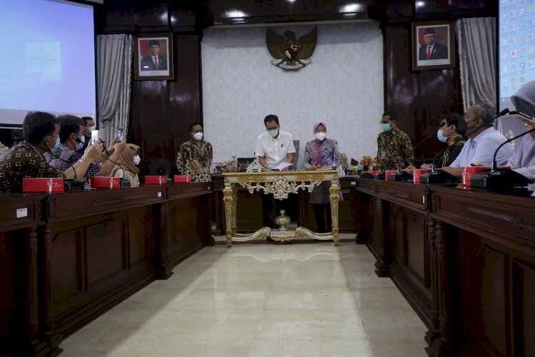 Pejabat KPK Didik Agung Widjanarko bersama Walikota Tri Rismaharini saat bertemu para pengembang