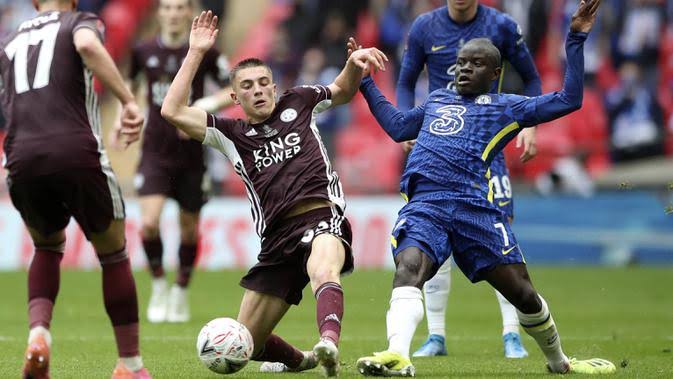 Pemain Leicester City, Luke Thomas, berebut bola dengan pemain Chelsea, N'Golo Kante, pada laga final Piala FA di Stadion Wembley, Sabtu (15/5/2021). The Foxes menang dengan skor 1-0. 
