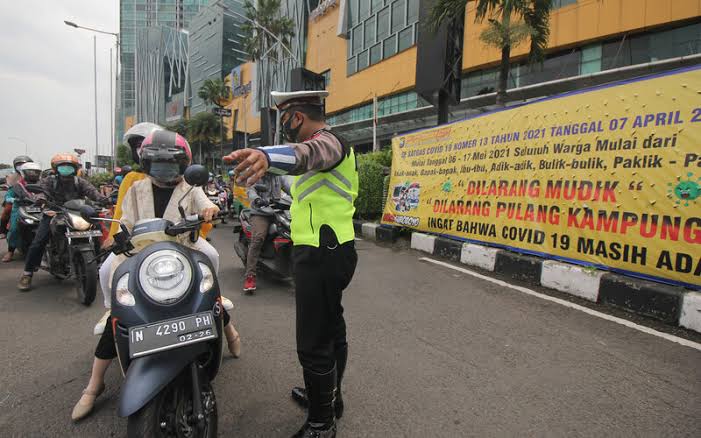 petugas mengarahkan pengendara untuk putar balik. (dokumentasi)