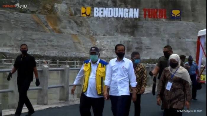 Presiden Joko Widodo saat meresmikan dan meninjau Bendungan Tukul, di Desa Tukul, Kabupaten Pacitan, Jawa Timur, awal bulan Februari ini. Foto: YouTube Sekretariat Presiden. 