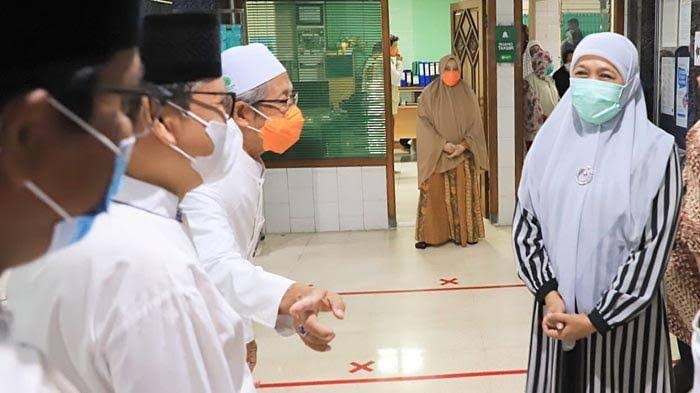 Gubernur Jatim Khofifah Indar Parawansa melakukan safari Ramadan ke Masjid Al Falah