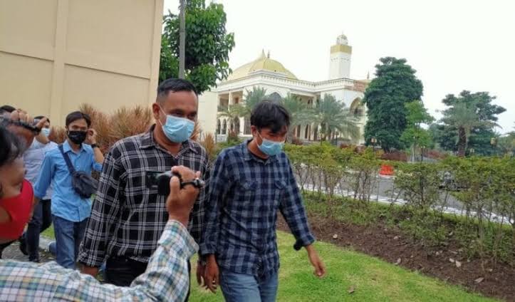 Nurhadi, wartawan Tempo menjalani visum setelah proses BAP penganiayaan terhadap dirinya, di RS Bhayangkara Polda Jatim, Minggu (28/3)