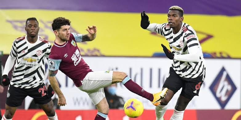 Paul Pogba berebut bola saat pertandingan melawab Burnley, Rabu (13/1/2021)dinihari WIB