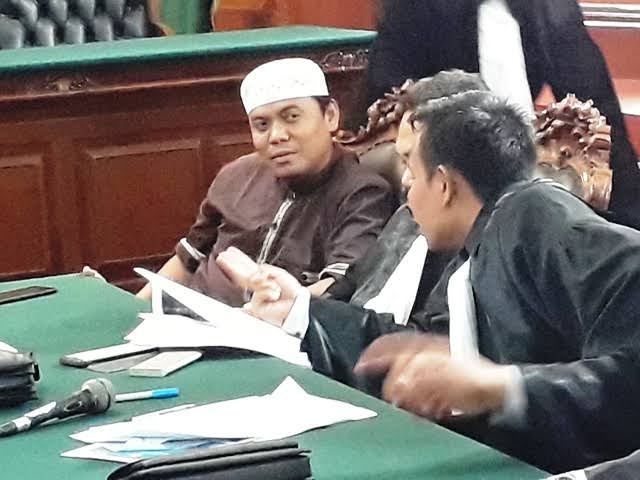Sebelum ditangkap Bareskrim, Gus Nur (pakai kopyah) pernah dihukum 18 bulan dalam perkara pecemaran nama baik melalui ITE.