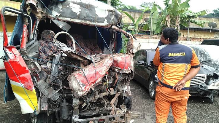 Kondisi mobil ringsek akibat kecelakaan di Tol Cipali, Senin (30/11)