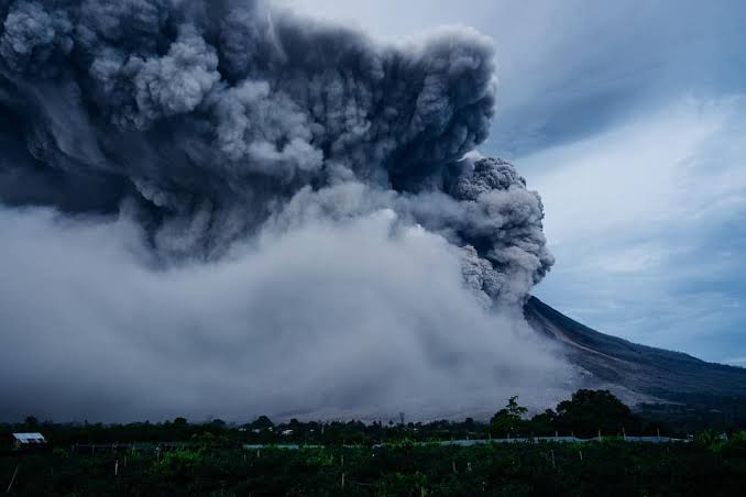 Gunung Semeru saat erupsi pada Sabtu lalu