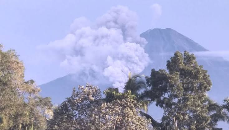 Gunung Semeru saat mengeluarkan awan panas