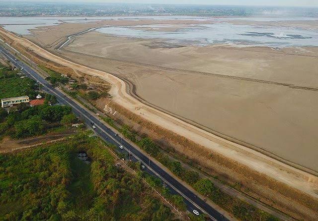 Hamparan lumpur Lapindo di Porong, Sidoarjo