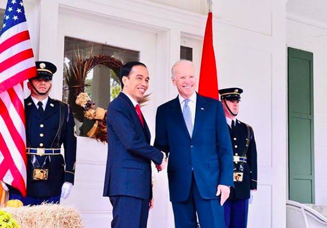 Pertemuan Joe Biden dengan Presiden Joko Widodo saat tiba untuk menghadiri jamuan makan siang di Naval Observatory, 28 Oktober 2015. Jamuan santap siang oleh Wapres Joe Biden ini digelar khusus untuk menghormati Presiden Jokowi. 