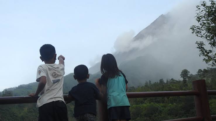 Anak-anak di sekitar lereng tengah melihat luncuran awan panas Gunung Merapi di Dusun Turgo. | twitter Sukiman Merapi