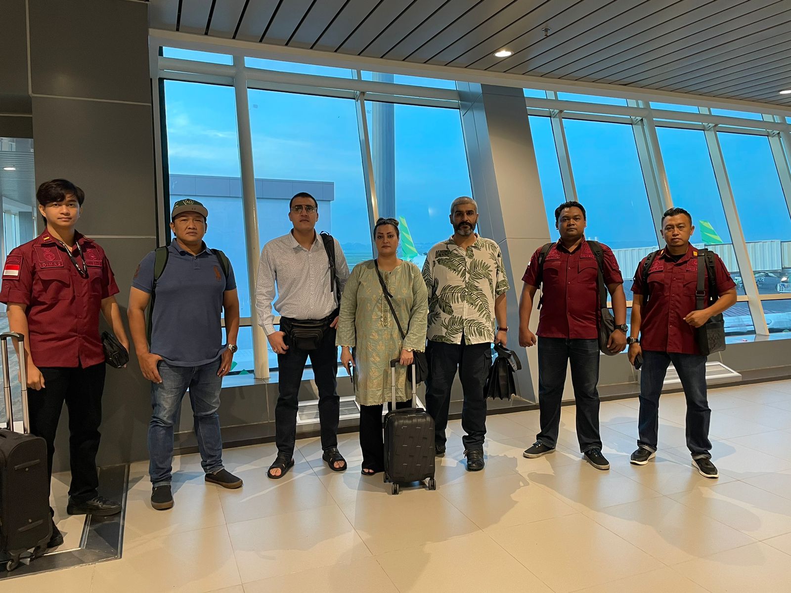 Ketiga WNA Pakistan dikawal petugas Imigrasi Tanjung Perak sampai ke dalam pesawat yang hendak ditumpangi di Bandara Internasional Juanda.
