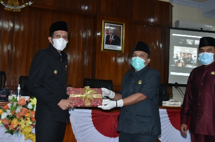 Wakil Bupati Trenggalek saat menyerahkan LKPJ 2020 ke DPRD Trenggalek.