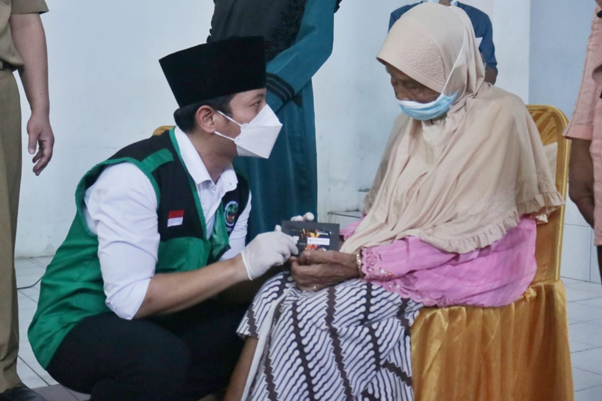 Bupati Trenggalek Mochamad Nur Arifin memberikan insentif bagi keluarga prasejahtera yang mampu menjaga kesehatan keluarganya.