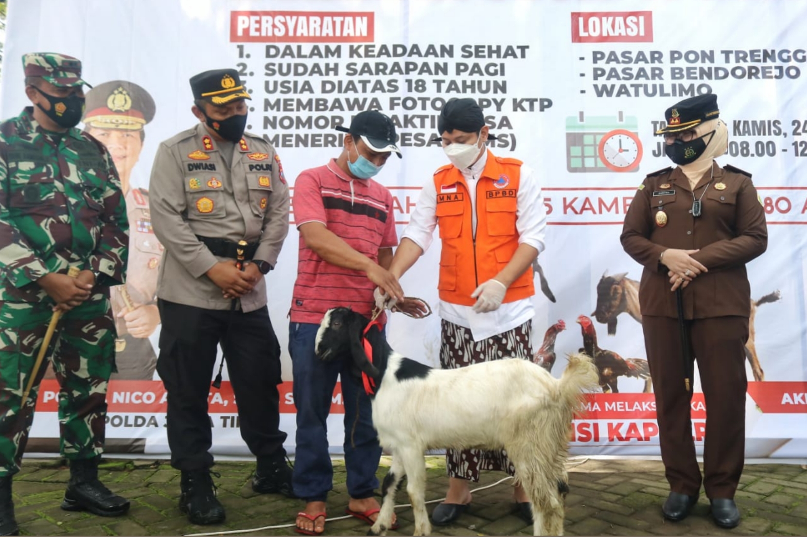 Suasana vaksinasi massal berhadiah hewan ternak di Trenggalek.