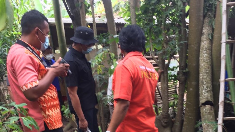 Tim Inafis Polres Tulungagung saat melakukan olah TKP pria jatuh di Tulungagung