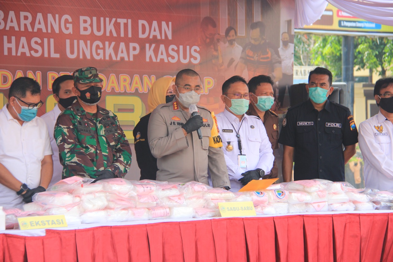 Kapolrestabes Surabaya, Kombes Pol Jhonny Isir saat menunjukan barang bukti