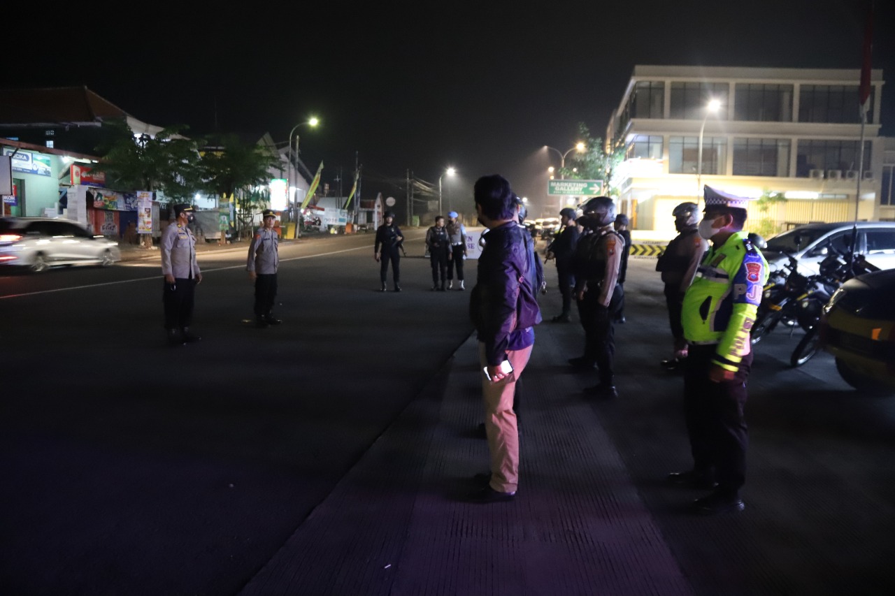 Anggota Polres Gresik melakukan patroli di perbatasan Gresik-Surabaya. (Polres Gresik)