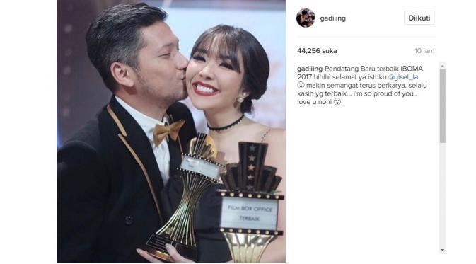MASIH SAH: Gading Marten beri kecupan sayang kepada Gisella Anastasia yang meraih penghargaan Artis Pendatang Baru Terbaik IBOMA 2017. | Instagram/gadiiing
